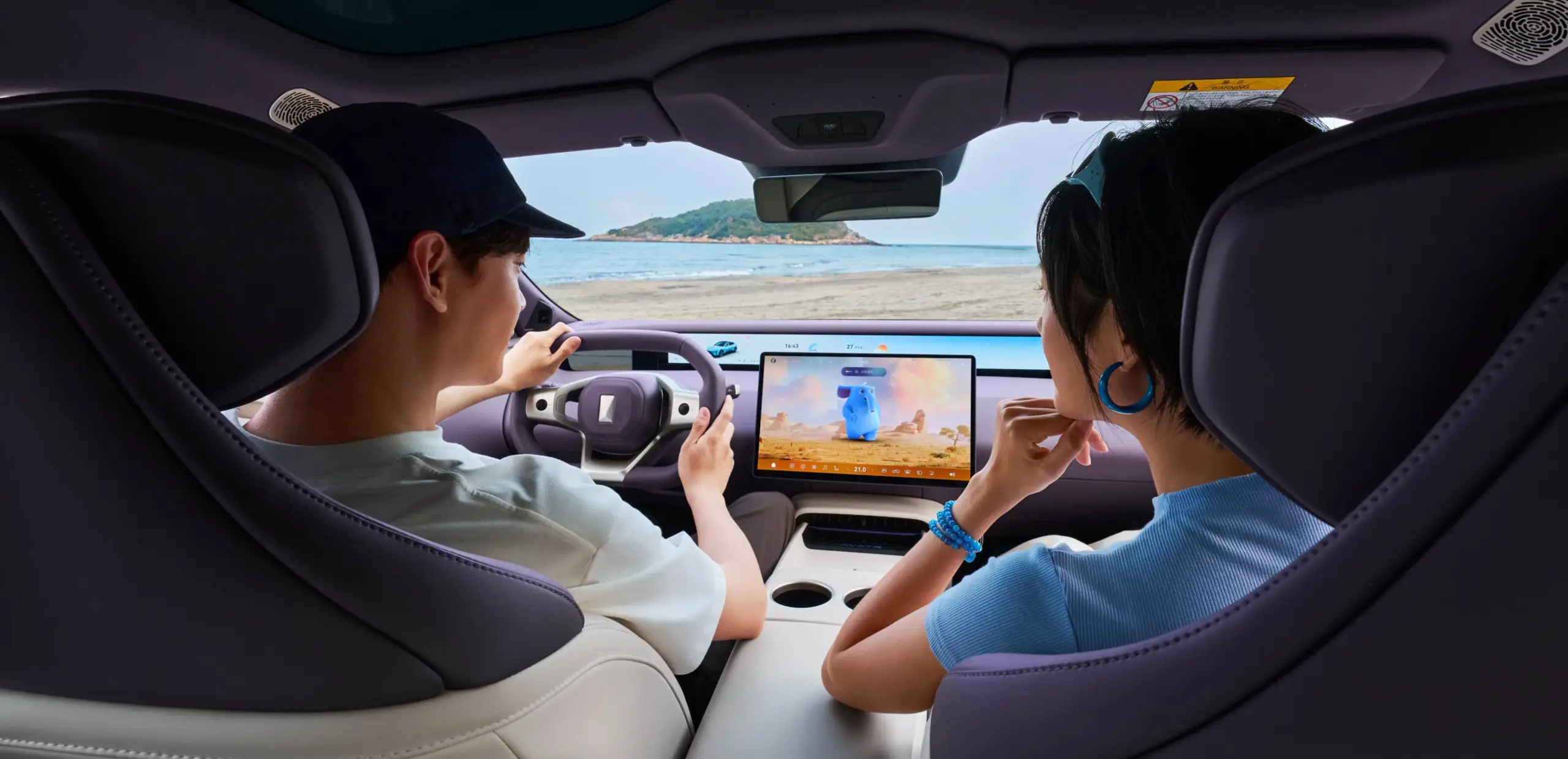 Innenraum des Avatr 06T mit großem Display und zwei Personen, Blick Richtung Fahrerkabine
