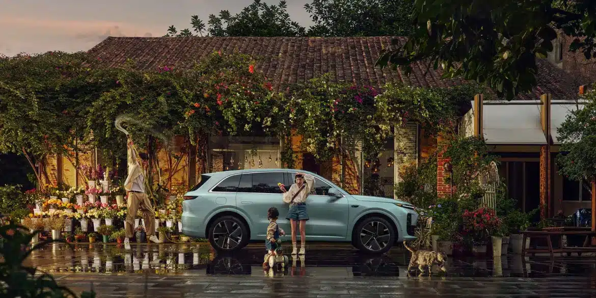Li Auto L6 SUV seitlich vor einem Blumenladen mit Familie und Katze
