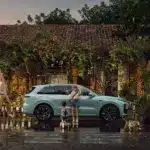 Li Auto L6 SUV seitlich vor einem Blumenladen mit Familie und Katze