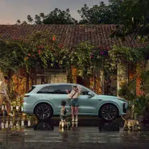 Li Auto L6 SUV seitlich vor einem Blumenladen mit Familie und Katze