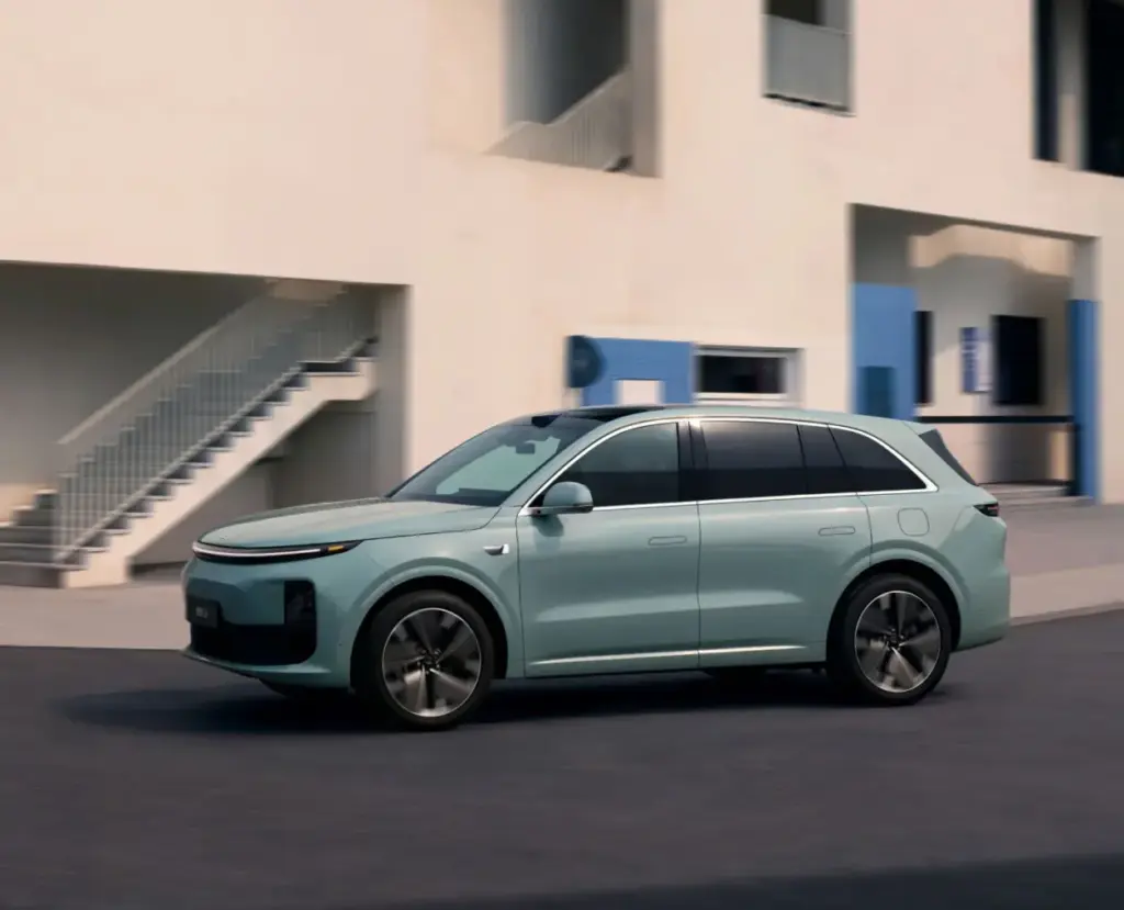 Li Auto L6 SUV in Außenansicht, mit Blick auf das Cockpit und das Panorama-Innendesign.