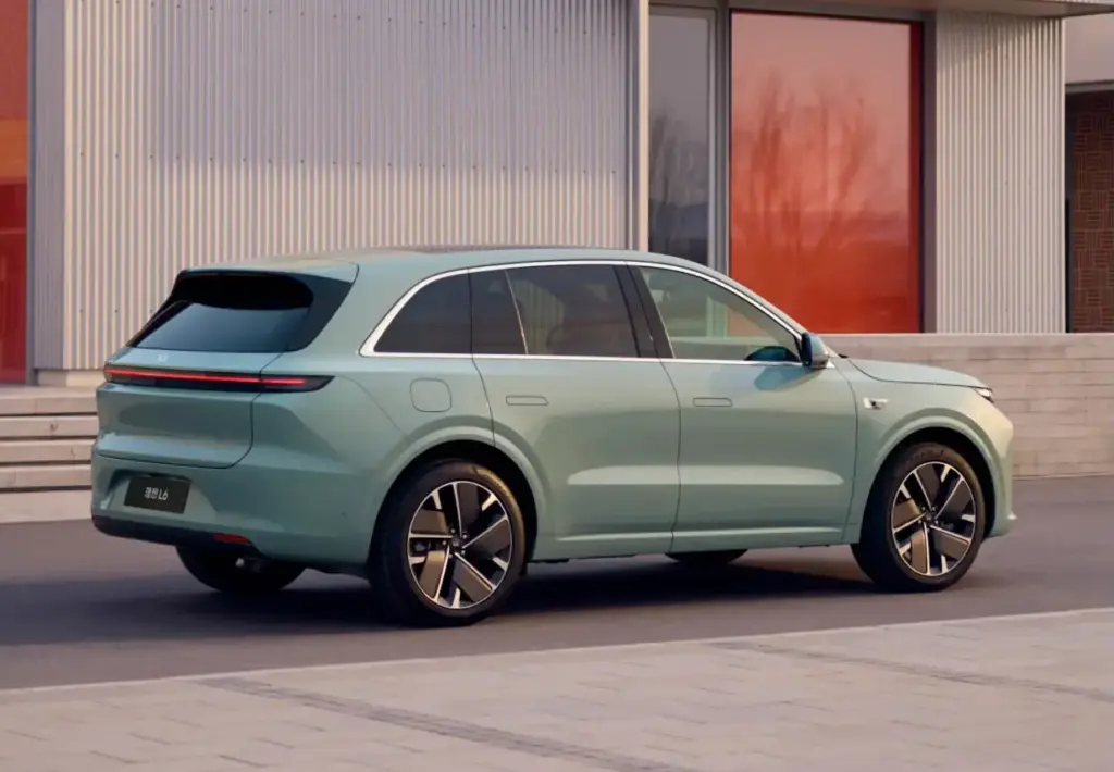 Der Li Auto L6 als SUV im Außenbereich und Detailansichten des Innenraums mit großem Touchscreen, Komfortsitzen und Panoramaglasdach