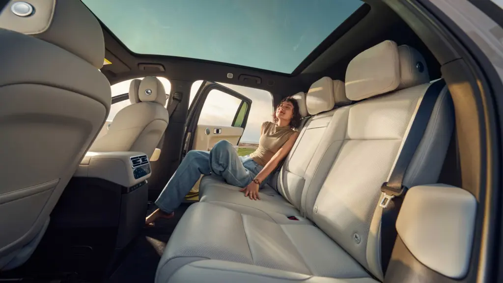 Hintere Sitzreihe des Li Auto L6 SUVs mit Panoramaglasdach und entspannter Passagierin