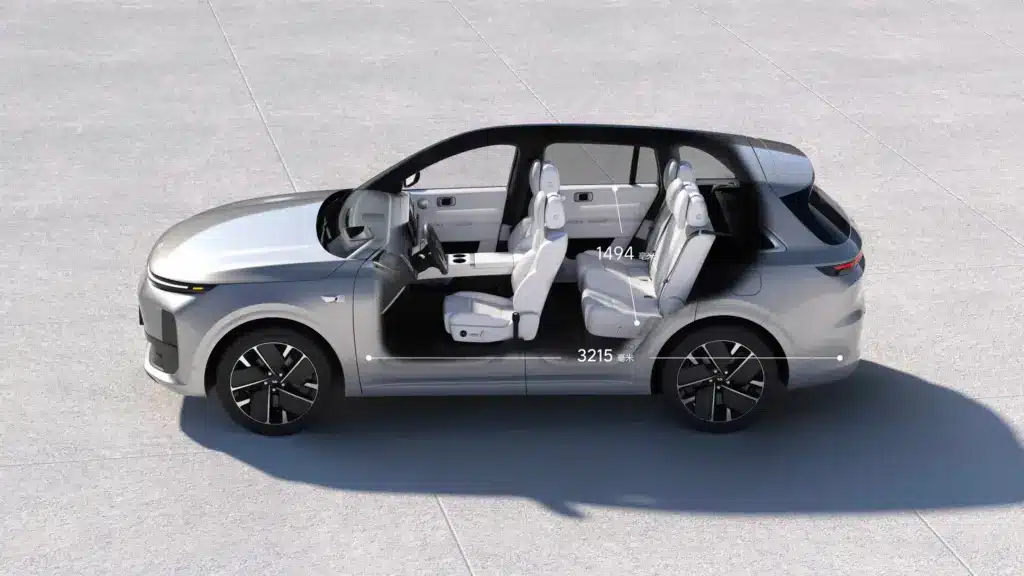 Schnittdarstellung eines silbernen Li Auto L6 SUVs mit sichtbarem Innenraum und Maßen zur Illustration des Platzangebots.