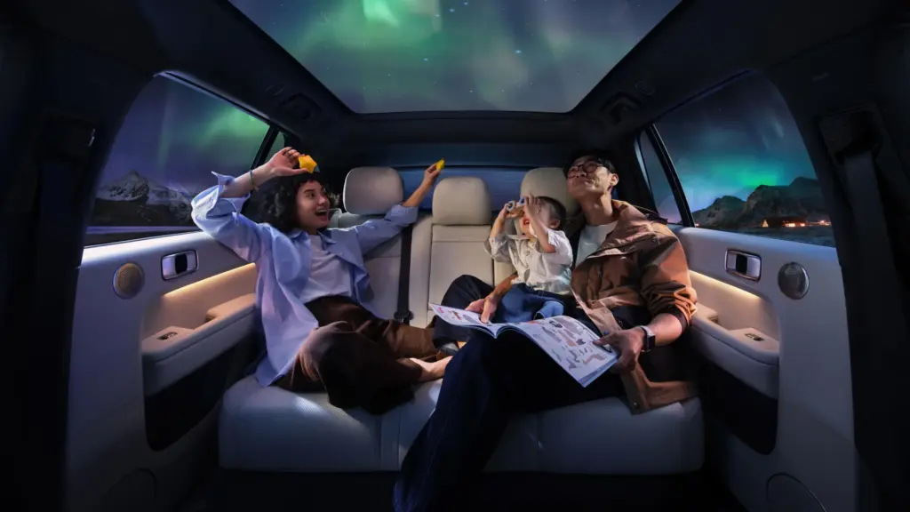 Innenansicht des Li Auto L6 mit Familie auf der Rückbank unter dem Panoramaglasdach