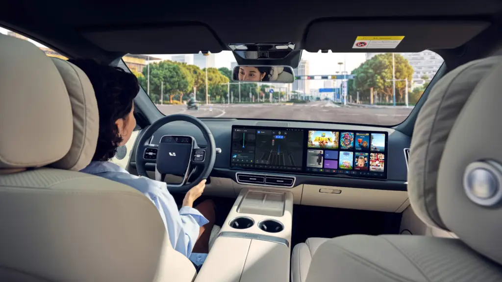 Blick auf das Cockpit des Li Auto L6 mit großem Touchscreen und moderner Instrumentierung.