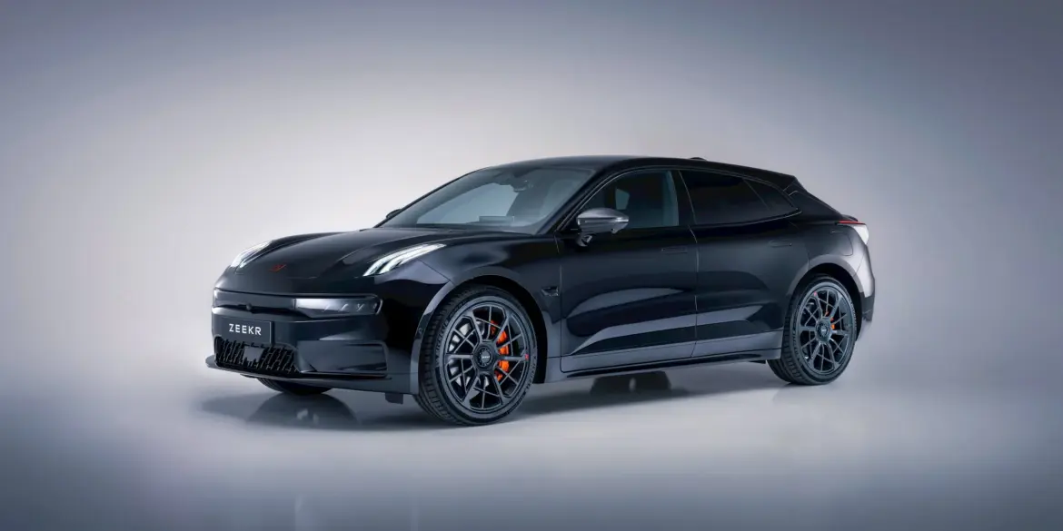 Seitenansicht der Zeekr 001 Sport Edition in Schwarz mit großen 22-Zoll-Rädern und markanten Details