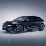 Seitenansicht der Zeekr 001 Sport Edition in Schwarz mit großen 22-Zoll-Rädern und markanten Details