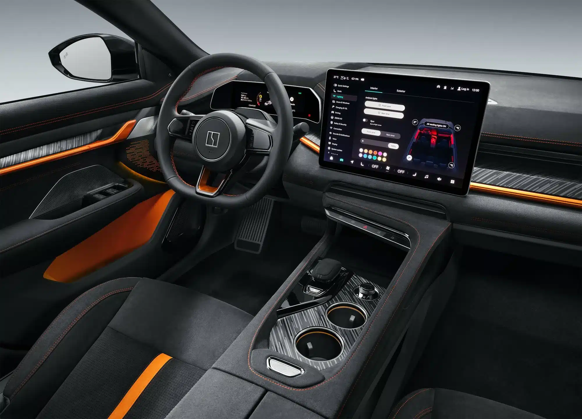 Innenraum der Zeekr 001 Sport Edition mit orangenen Details, digitalem Cockpit und Multifunktionslenkrad