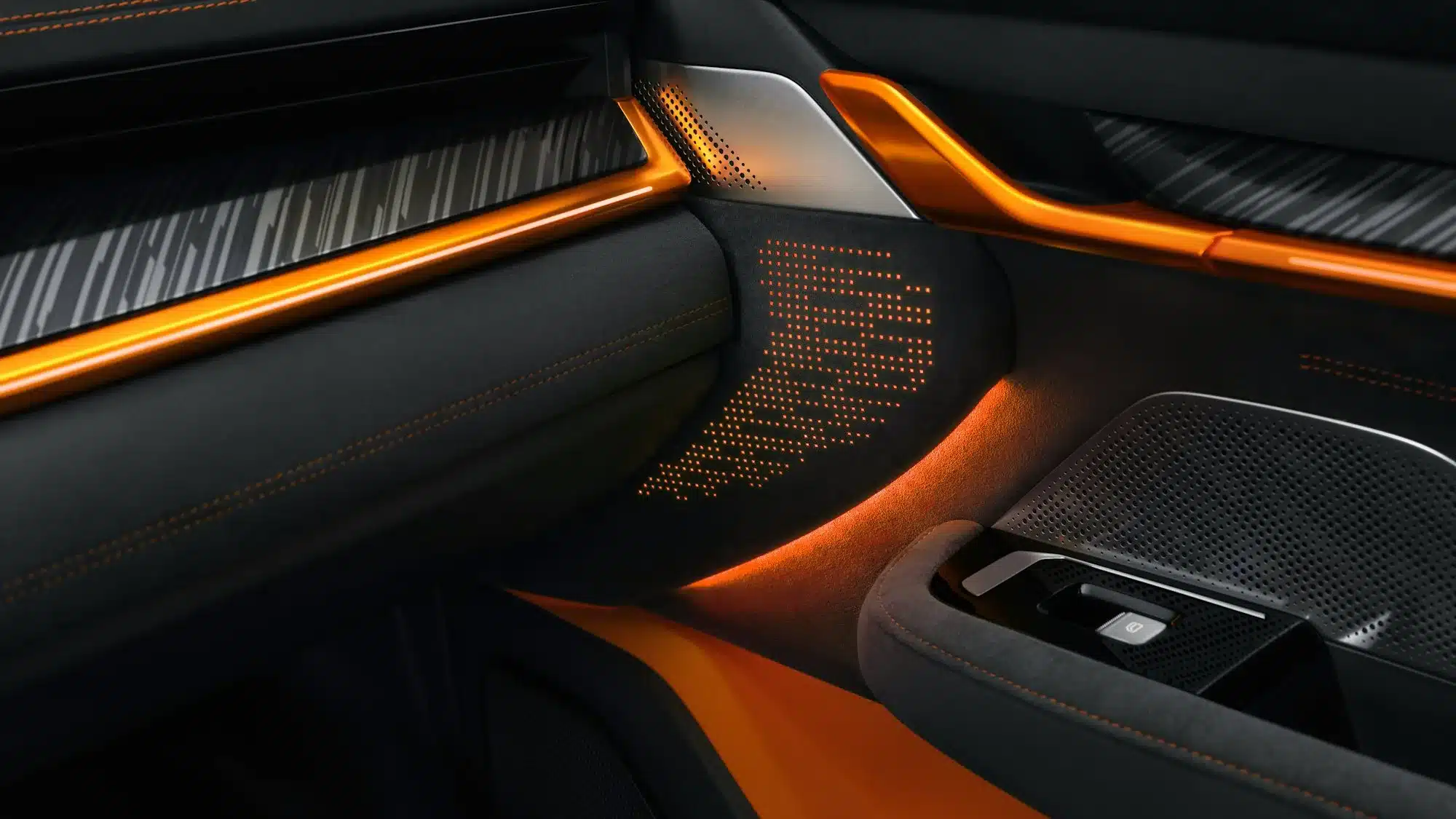 Detailaufnahme des Innenraums der Zeekr 001 Sport Edition mit orangener Ambientebeleuchtung und Ziernähten