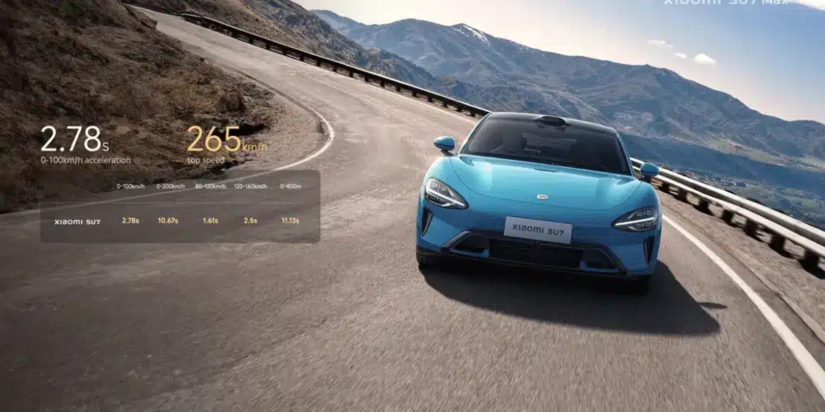 Xiaomi SU7 Max in Gulf Blue fährt dynamisch auf einer Gebirgsstraße, Frontansicht mit Leistungsdaten eingeblendet.