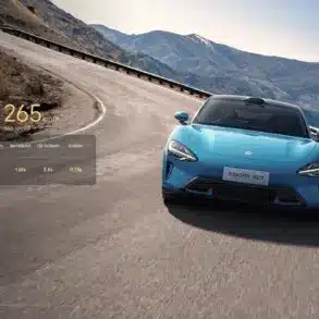 Xiaomi SU7 Max in Gulf Blue fährt dynamisch auf einer Gebirgsstraße, Frontansicht mit Leistungsdaten eingeblendet.