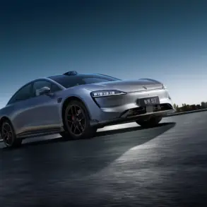 Zhijie S7 Elektroauto sportlich dynamisch auf offener Strecke vor Skyline bei Sonnenaufgang