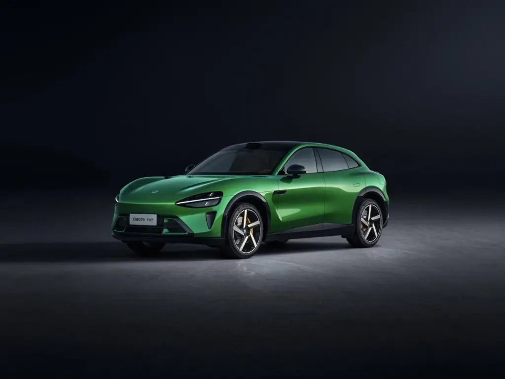 Xiaomi YU7 grünes SUV Modell 2025, seitliche Frontansicht vor dunklem Hintergrund