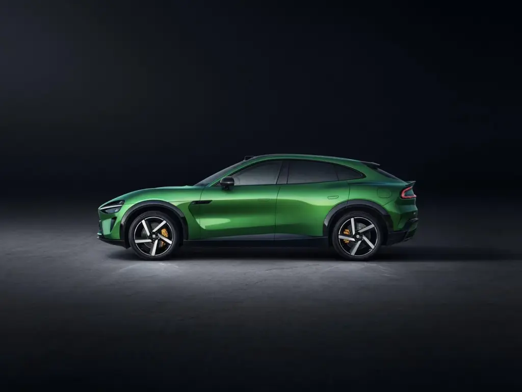 Grüner Xiaomi YU7 Elektro-SUV in Seitenansicht auf dunklem Hintergrund