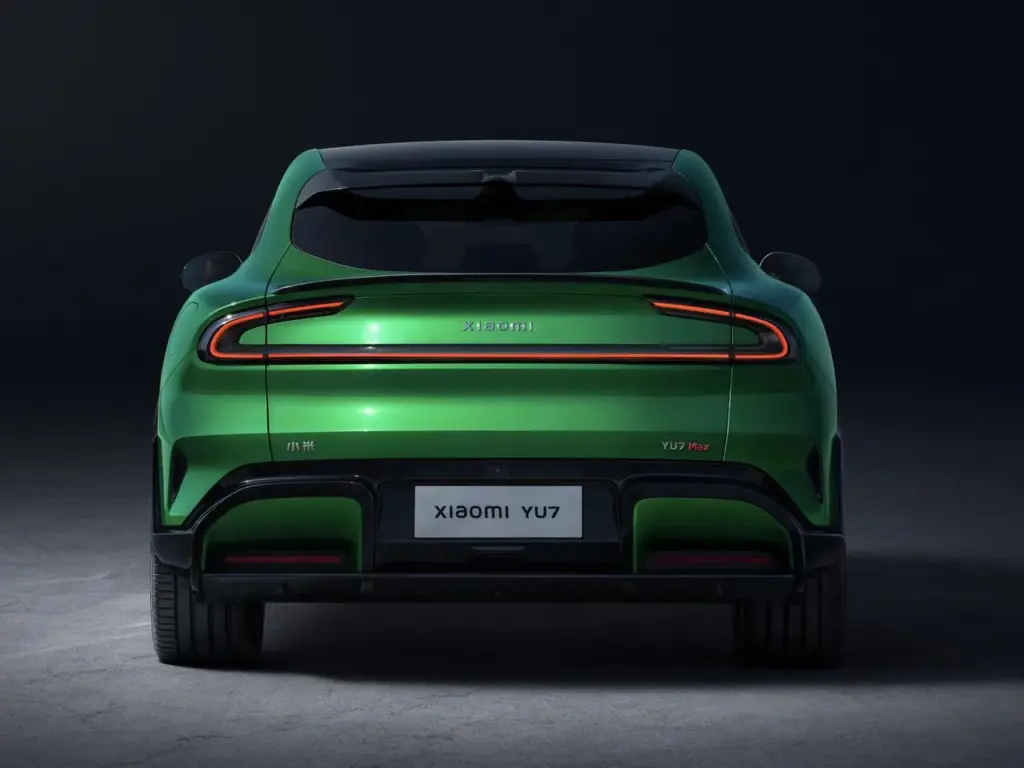 Grüner Xiaomi YU7 SUV von hinten mit markanter Lichtsignatur und Diffusor.