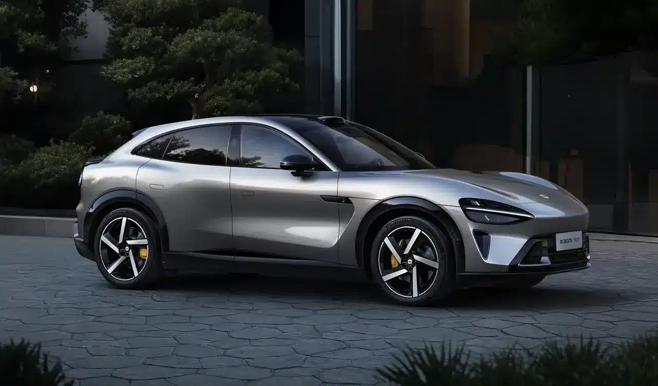 Xiaomi YU7 silberner Elektro-SUV seitlich vor moderner Gebäudefassade