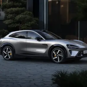 Xiaomi YU7 silberner Elektro-SUV seitlich vor moderner Gebäudefassade