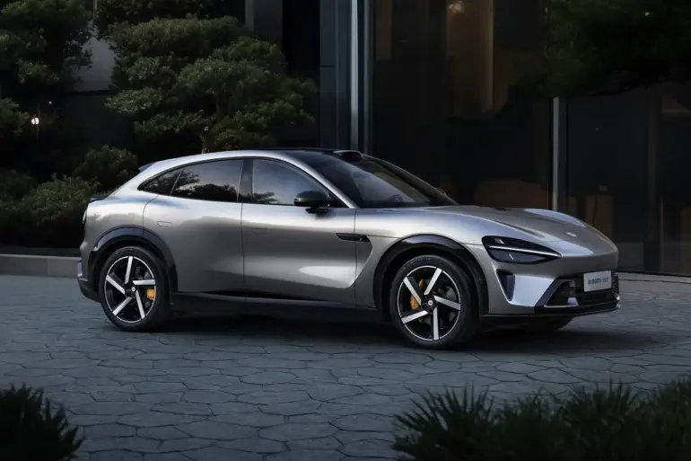 Xiaomi YU7 silberner Elektro-SUV seitlich vor moderner Gebäudefassade
