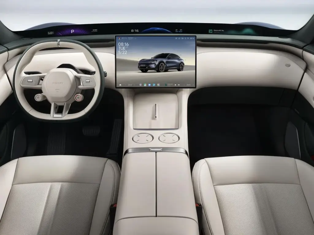 Modernes Cockpit des Xiaomi YU7 mit großem Touchscreen und hochwertiger Innenausstattung