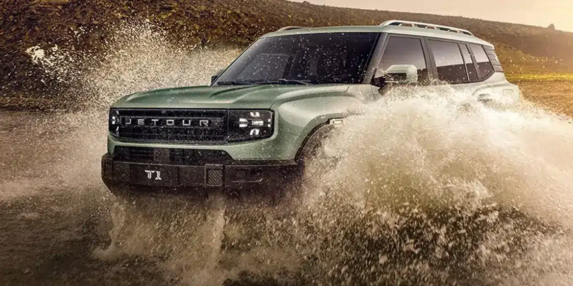 Ein Jetour T1 fährt durch tiefes Wasser in einer Offroad-Landschaft bei Sonnenuntergang.