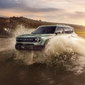 Ein Jetour T1 fährt durch tiefes Wasser in einer Offroad-Landschaft bei Sonnenuntergang.