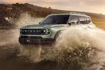Ein Jetour T1 fährt durch tiefes Wasser in einer Offroad-Landschaft bei Sonnenuntergang.