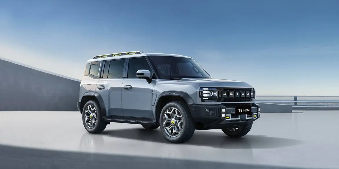 Jetour T2 Plug-in-Hybrid-SUV silbergrau auf offenem Platz, Seitenansicht vor klarem Himmel
