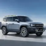 Jetour T2 Plug-in-Hybrid-SUV silbergrau auf offenem Platz, Seitenansicht vor klarem Himmel