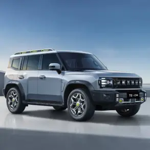 Jetour T2 Plug-in-Hybrid-SUV silbergrau auf offenem Platz, Seitenansicht vor klarem Himmel