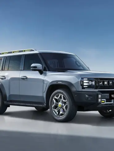 Jetour T2 Plug-in-Hybrid-SUV silbergrau auf offenem Platz, Seitenansicht vor klarem Himmel