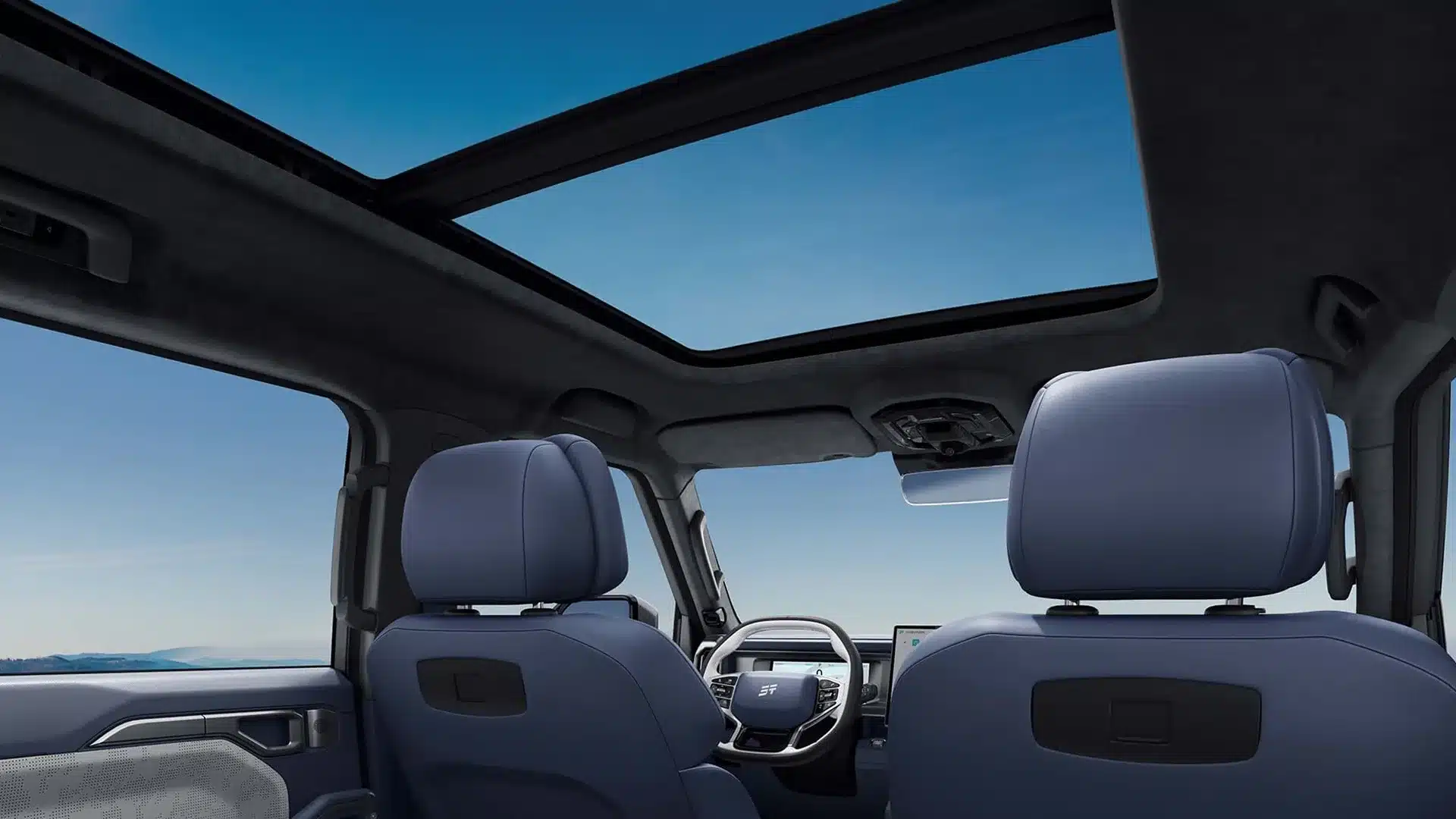 Innenraum eines SUV mit offenem Panorama-Schiebedach, blauen Sitzen und moderner Fahrerkabine