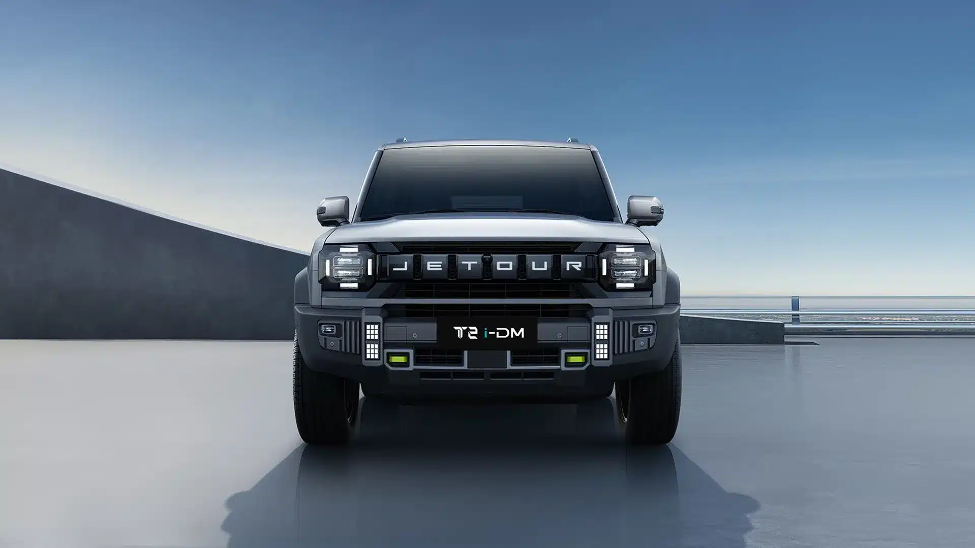 Frontansicht des Jetour T2 i-DM Plug-in-Hybrid-SUV auf einer offenen Fläche unter freiem Himmel.