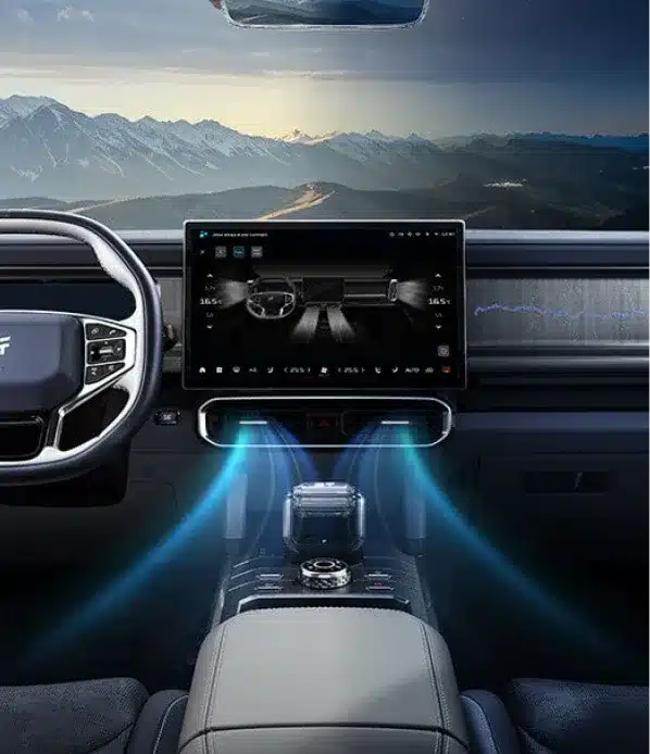 Innenraum eines SUV mit großem Zentraldisplay und Blick auf die Berge durch die Frontscheibe
