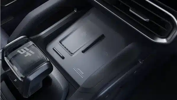 Induktive Smartphone-Ladestation und Automatik-Schaltknauf im Innenraum eines Plug-in-Hybrid-SUV.