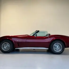 Chevrolet Corvette C3 Stingray Cabrio in tiefrotem Candy-Lack, Seitansicht, Klassiker der US-Sportwagenkultur.