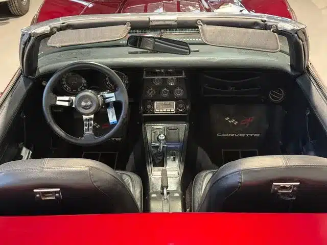 Innenansicht einer roten Chevrolet Corvette C3 Stingray Cabriolet mit Handschaltung