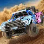 Klemmbausteinmodell eines Dakar Trophy Trucks fährt mit aufwirbelndem Sand dynamisch durch eine Wüstenlandschaft.