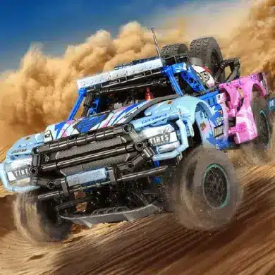 Klemmbausteinmodell eines Dakar Trophy Trucks fährt mit aufwirbelndem Sand dynamisch durch eine Wüstenlandschaft.