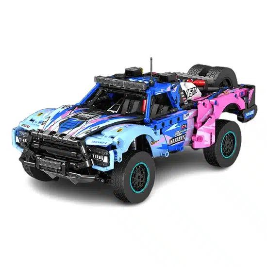 Modell eines ferngesteuerten Trophy Trucks aus Klemmbausteinen mit bunter Lackierung, großen Reifen und abnehmbarer Karosserie