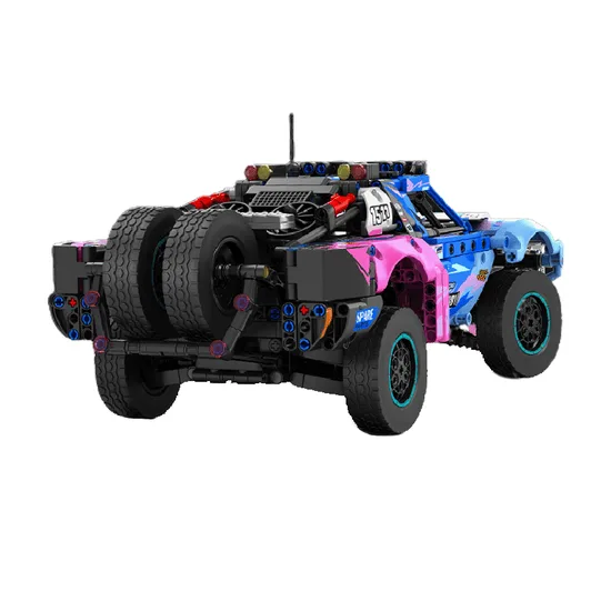 Klemmbaustein-Modell eines bunten Dakar Trophy Trucks mit zwei Ersatzreifen am Heck, sichtbarer Federung und Rennsport-Design.