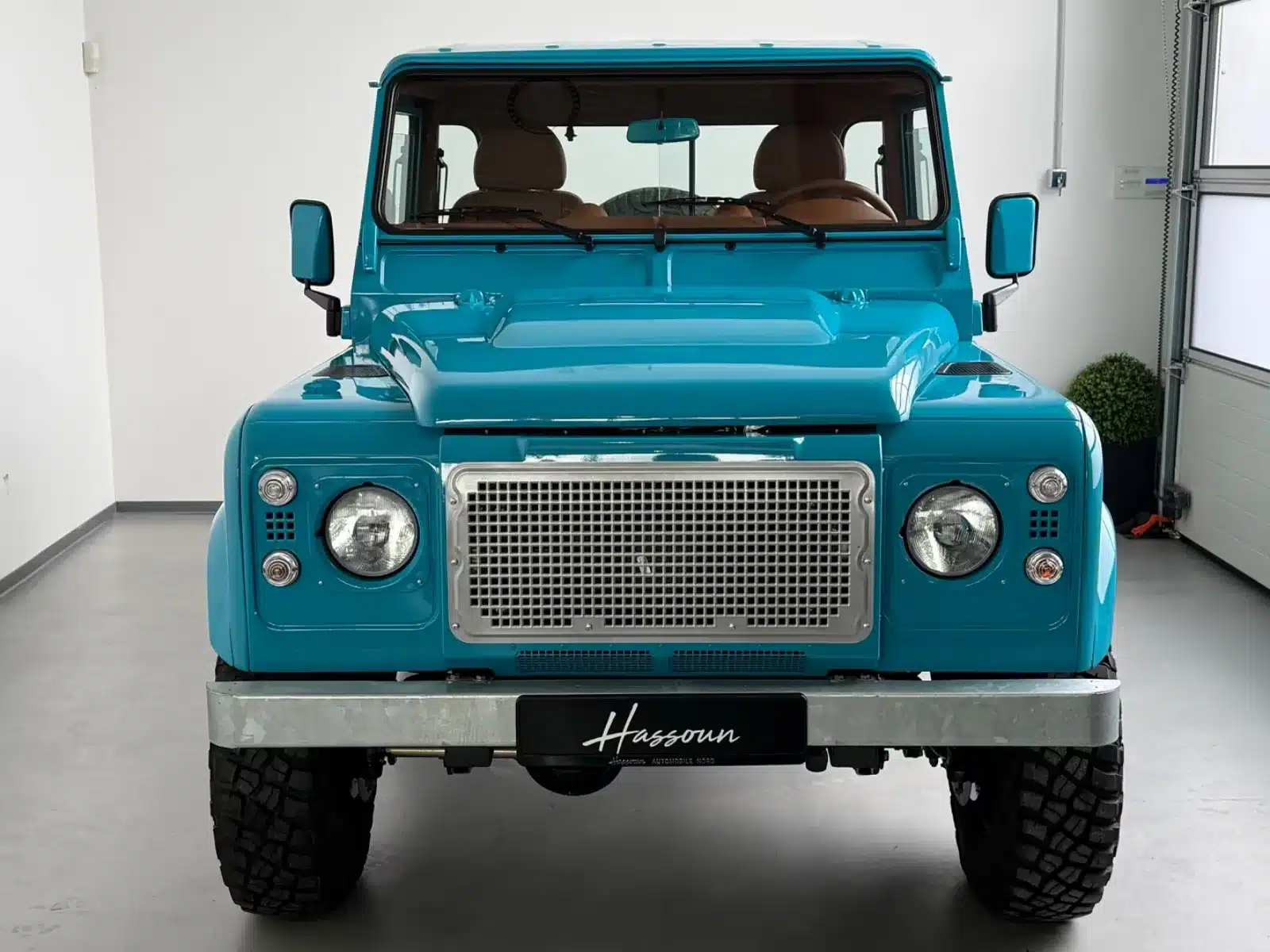 Frontansicht eines türkisfarbenen Defender Alvarez One-of-One Showcar Monaco aus dem Jahr 2009