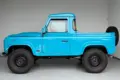 Seitliche Ansicht des Alvarez One-of-One Showcar Monaco, ein blauer Land Rover Defender TD4 Einzelstück, frisch aufgebaut mit Offroad-Bereifung.