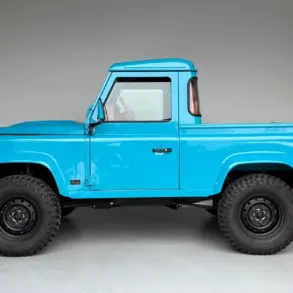 Seitliche Ansicht des Alvarez One-of-One Showcar Monaco, ein blauer Land Rover Defender TD4 Einzelstück, frisch aufgebaut mit Offroad-Bereifung.