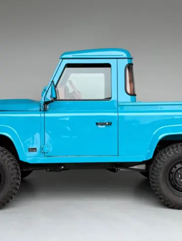 Seitliche Ansicht des Alvarez One-of-One Showcar Monaco, ein blauer Land Rover Defender TD4 Einzelstück, frisch aufgebaut mit Offroad-Bereifung.