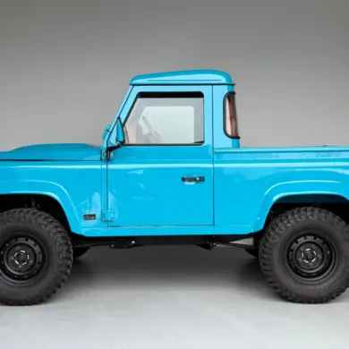 Seitliche Ansicht des Alvarez One-of-One Showcar Monaco, ein blauer Land Rover Defender TD4 Einzelstück, frisch aufgebaut mit Offroad-Bereifung.