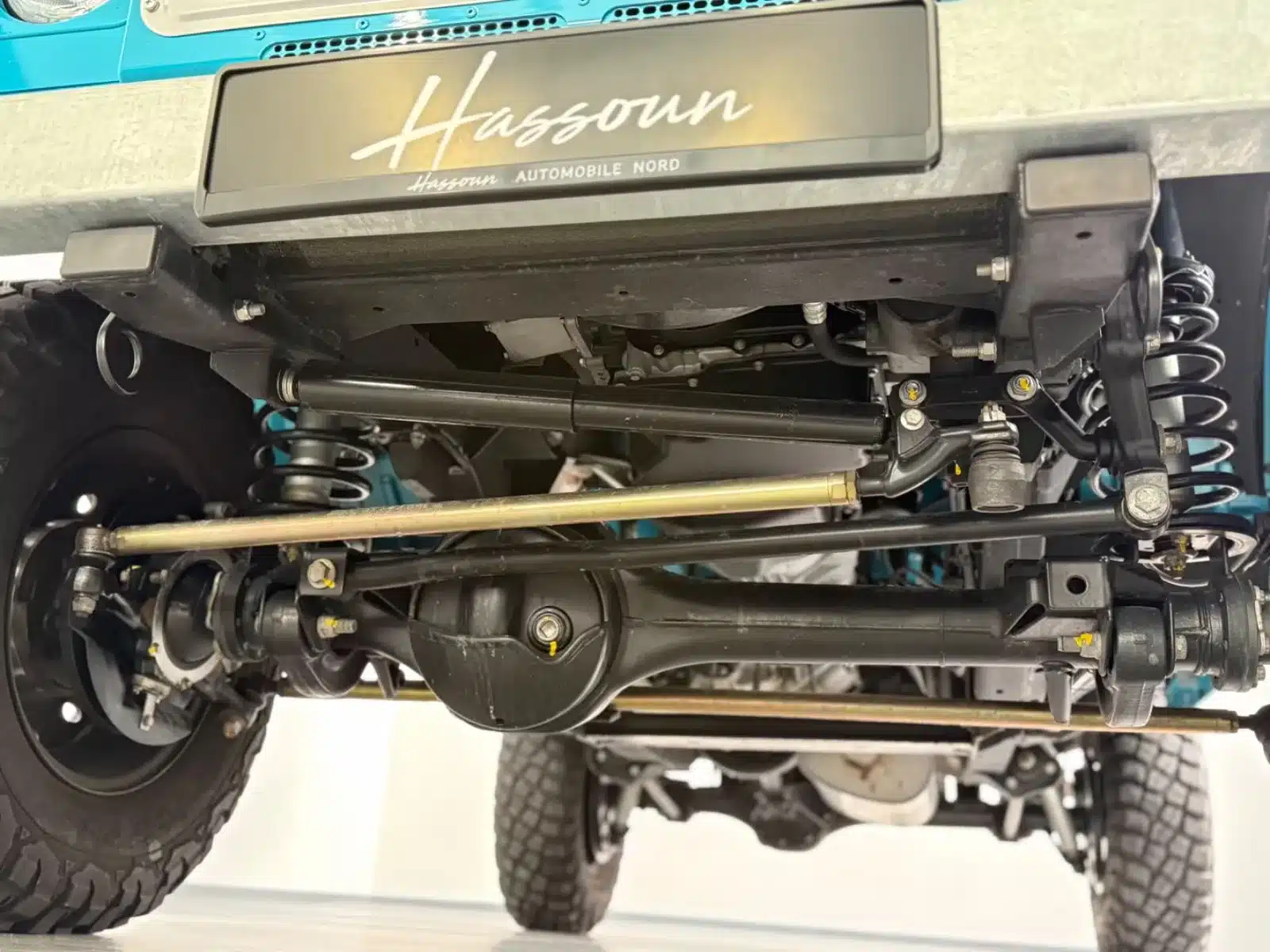 Vorderachse und Fahrwerk eines klassischen Defender Alvarez One-of-One Showcar Monaco von unten, Baujahr 2009, im neuwertigen Zustand.