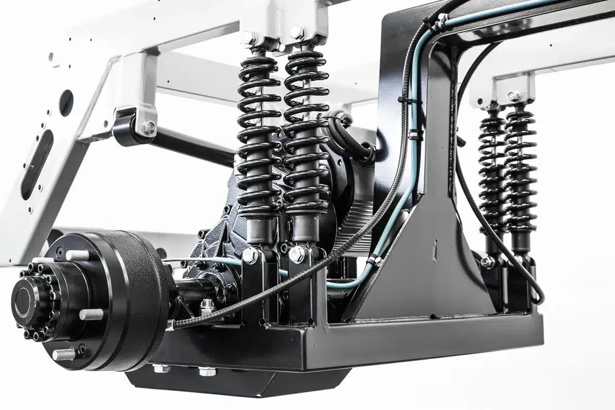 Detailaufnahme des Fahrwerks und der Federung des elektrischen Nutzfahrzeugs ATX340E