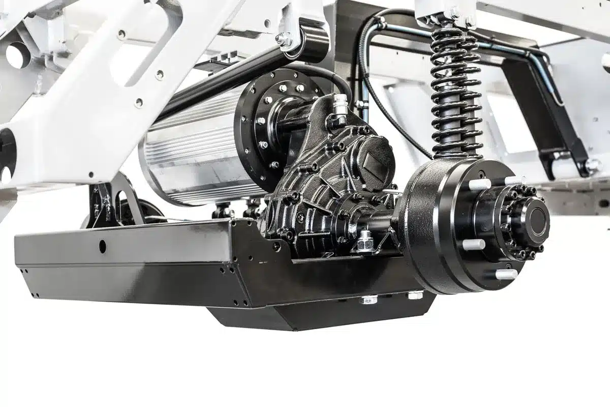 Detailaufnahme vom Antriebsstrang und der Hinterachse eines ATX340E Elektro-Nutzfahrzeugs mit Federung und Achse.
