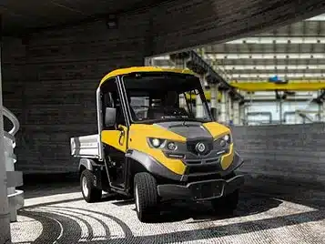 ATX340E Elektro-Nutzfahrzeug auf spiralförmiger Zufahrt in einer Industriehalle